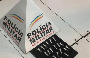 Após denúncia anônima jovem e preso por tráfico de drogas