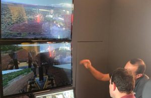 Visitantes da Exposibram, em BH, podem operar trator nos EUA em cabine no estande da Sotreq