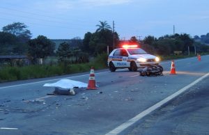 Motociclista morre após bater de frente com carreta na BR-491 em Monte Santo de Minas