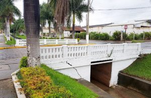 Rachadura em ponte numa das principais avenidas da cidade causam preocupações aos motoristas e transeuntes