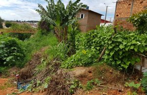 Paulinho Picolé pede urgência na construção de muro de contenção para evitar problemas em residências localizadas entre o Jardim 1º de Maio e Jardim Alvorada