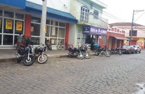 Vereador Hugo Zotti solicita ao prefeito Paulo Gornati que autorize estacionamento exclusivo e disciplinado para motos em frente ao Supermercado Tonin