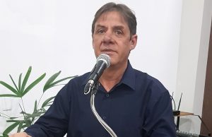 Paulinho Picolé requer a troca de lâmpadas amarelas por lâmpadas brancas, que são mais econômicas e iluminam melhor
