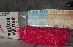 PM faz patrulhamento e prende autores com mais 1000 pinos para embalagem de e venda de drogas em S. S. Paraíso
