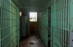 Agente penitenciário é condenado por improbidade administrativa