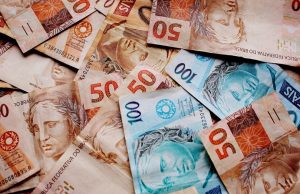 Número de famílias endividadas bate recorde no Brasil