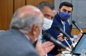 Deputados cobram pagamento do 13º e renovação de contratos