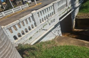Reparos em ponte com rachadura onde circulam veículos e pedestres foi o pedido do vereador Paulinho Picolé