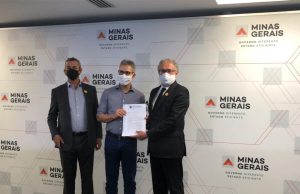 Deputado Arantes anuncia ao prefeito Caburé a autorização para licitação das obras na BR 491 para evitar enchentes naquela localidade