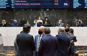 Líder do governo pede desculpas por críticas do governador