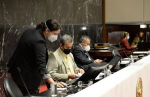 Deputados comemoram aprovação do acordo com a Vale