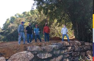 A Prefeitura Municipal através da Secretaria de Obras está finalizando a construção da ponte da “Dona Geralda” no bairro rural Lagoa