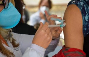 Metade dos brasileiros adultos já está vacinada