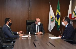 Desembargador José Arthur Filho recebe deputado estadual