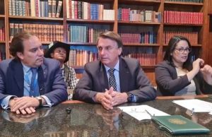 Facebook e Instagram derrubam live de Bolsonaro contra vacina