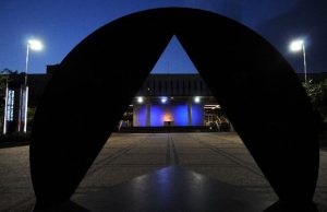 ALMG se ilumina de azul para conscientizar sobre a pneumonia