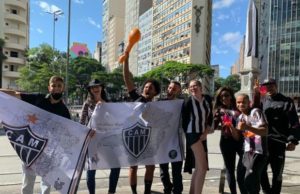 Centro de BH amanhece em festa após ‘Carnaval’ atleticano