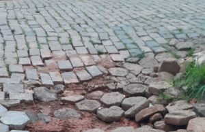 Recolocação de bloquetes que foram soltos pela chuva em ruas do Santa Hermínia II e jardim Ipiranga, foi o pedido de João Crente