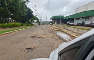 Operação tapa buracos na Av. Israel Pinheiro foi a solicitação do vereador Paulinho Picolé