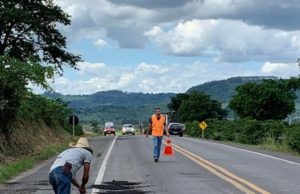 Fazendo o que o Estado não fez, Prefeitura de Monte Santo tapa buraco em trechos da BR 491