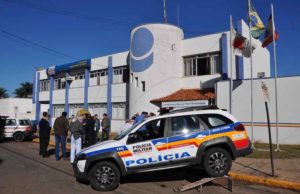 Dupla é presa pela Polícia Militar em Monte Santo de Minas após roubo a transeunte