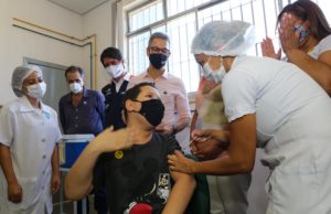 Primeira criança vacinada em Minas tem dez anos e mora em Vespasiano, na RMBH