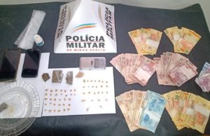 Polícia Militar de Monte Santo de Minas prende 03 jovens por tráfico de drogas após denúncia anônima