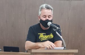 Para completar o serviço, Thieskin pede colocação de grama ou areia no campinho de futebol do Bairro Coeté