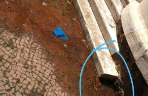 Canalização de água que brota na parte de baixo da escada de acesso a Praça da Matriz, foi o pedido da vereadora Juliana