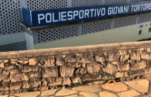 Mureta existente na entrada do Poliesportivo Giovane Tortorelli pode cair a qualquer momento