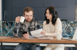 Número de famílias endividadas bate recorde: confira dicas financeiras de especialista