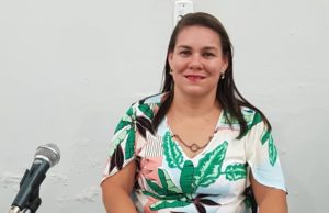Prefeitura poderia tomar providências quanto aos buracos na rua de terra no Jardim Alvorada que podem causar acidentes, diz Juliana Garcia