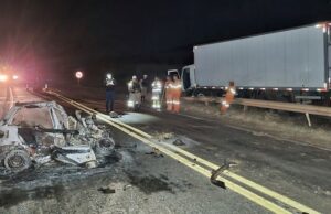 Motorista morre após carro bater de frente com caminhão e pegar fogo em Passos, MG