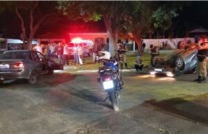 Carro capota após bater em outro veículo em praça de Guaxupé, MG