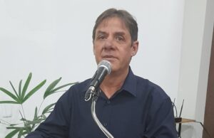 Construção de banheiros para atender servidores que atuam na limpeza pública e jardinagem foi o pedido de Paulinho Picolé