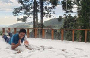 Chuva de granizo faz pousada ficar encoberta por ‘neve’ e turistas brincam em fotografias em MG