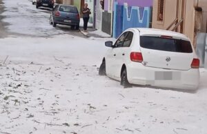Carros ficam ‘atolados no gelo’ e têm vidros quebrados com chuva de granizo no Sul de Minas