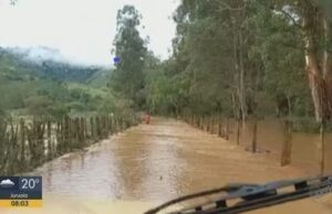 Chuva faz ribeirões transbordarem e pontes são interditadas em Santa Rita do Sapucaí, MG