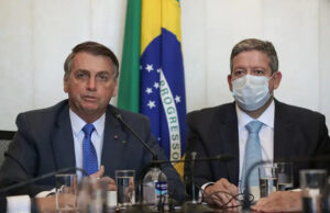 Lira concede aposentadoria a Bolsonaro, e valor deve superar R$ 30 mil