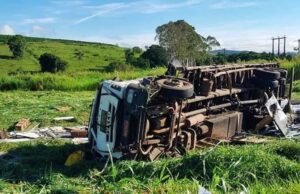 Caminhão perde freio, bate em traseira e lança veículo para fora da pista na BR-146, em Guaxupé, MG