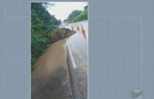 Chuva alaga ruas e deixa 12 famílias desalojadas e desabrigadas em Monte Santo de Minas, MG