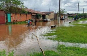 Ruas ficam alagadas e estrada rural é interditada por causa da chuva em Guaxupé e Guaranésia, MG