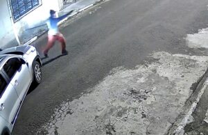 Imagens de câmeras de segurança flagram roubo à mão armada de caminhonete em Passos-MG