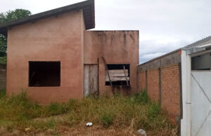 Casa abandonada é utilizada por usuários de drogas, causando insegurança aos moradores vizinhos.