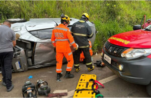 Duas pessoas ficam feridas após carro capotar na MGC-491, em São Sebastião do Paraíso, MG