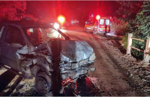 Mulher fica ferida após acidente envolvendo carro e caminhonete em São Sebastião do Paraíso, MG
