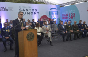 Medalha Santos Dumont: cerimônia faz referência aos 150 anos do nascimento do inventor mineiro