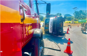 Caminhoneiro fica ferido após veículo carregado com café tombar na BR-491, em Guaxupé, MG