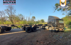 Container tomba de caminhão e causa acidente de trânsito na rodovia de Guaxupé
