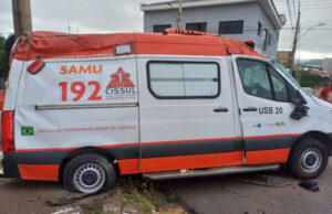 Ambulância do Samu capota em acidente no centro de Guaxupé